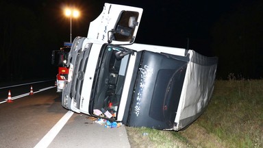 Ciężarówka z telewizorami wylądowała w rowie. Kierowca był pijany