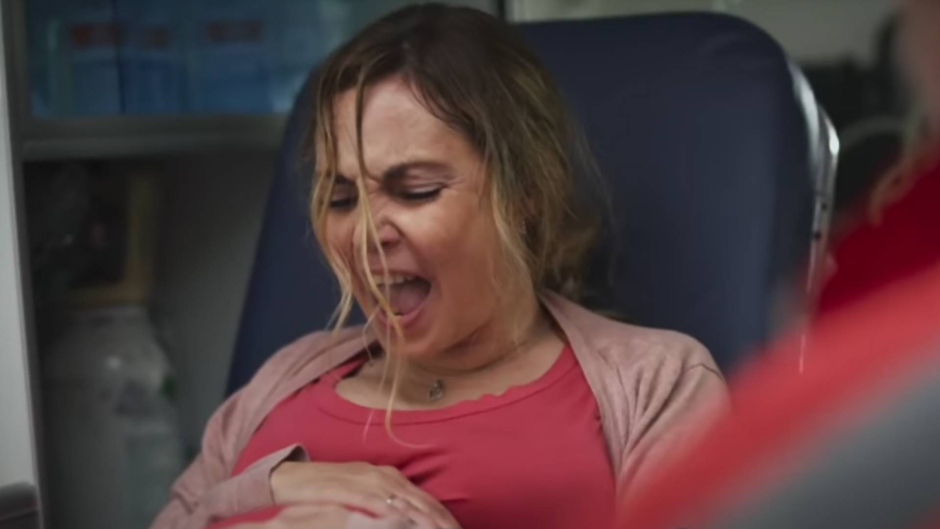 SNS je izbacio dve verzije spota s porodiljom i ne znamo koja je bizarnija