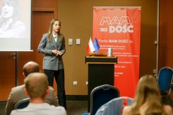 Schreiber pluska się w miejskim basenie. 'Nie prowadzę żadnego wystawnego stylu życia'