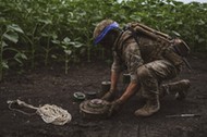 Ukraińscy saperzy rozminowują polną drogę w południowej części Donbasu