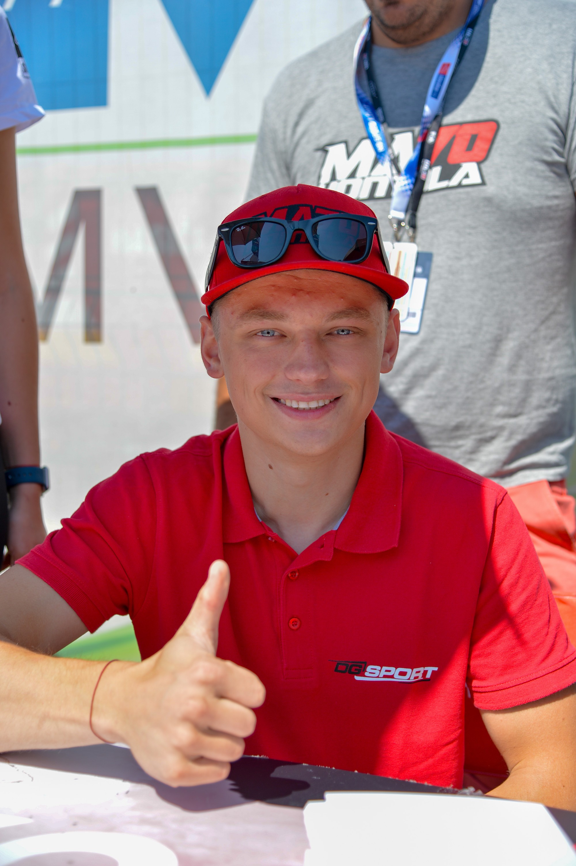 Automobilový pretekár Matej Homola.