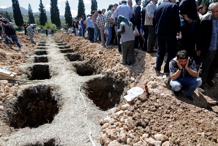 Setki wykopanych grobów dla ofiar katastrofy w kopalni