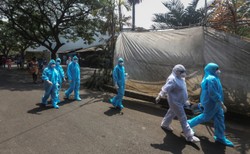 Świat izoluje się od Indii. Polska na razie nie