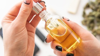 Olejki CBD - coś nowego w walce ze starzeniem się skóry