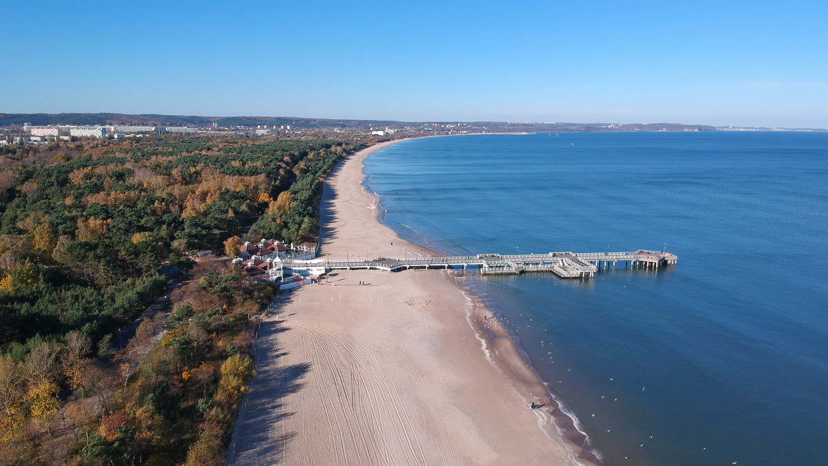 Gdańsk: Auto na plaży w Brzeźnie. Ktoś zdjął rejestrację i porzucił pojazd