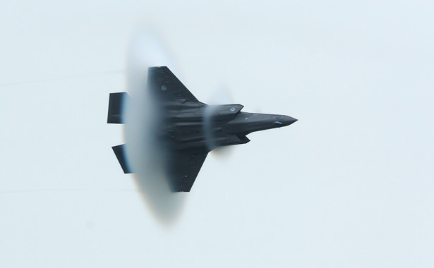 F-35A przekraczający barierę dźwięku
