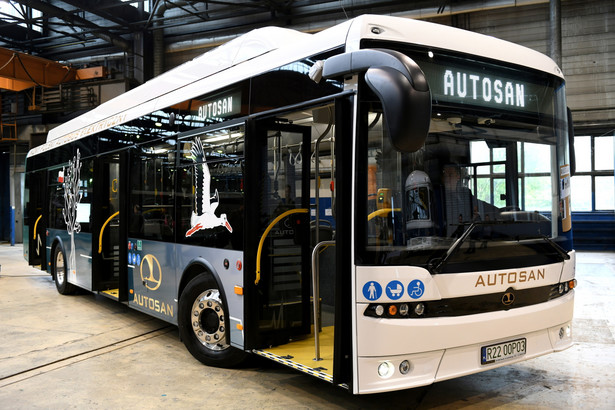 Sanok, 03.10.2019. Autobus elektryczny wyprodukowany przez spółkę Autosan zaprezentowany w jej siedzibie w Sanoku, 3 bm. W Autosanie podpisano porozumienie o współpracy w obszarze rozwoju elektromobilności. Zawarto je między spółkami: Polska Grupa Zbrojeniowa S.A., Autosan sp. z o.o., PGE Polska Grupa Energetyczna S.A., ENEA S.A., Tauron Polska Energia S.A. (dd/mr) PAP/Darek Delmanowicz