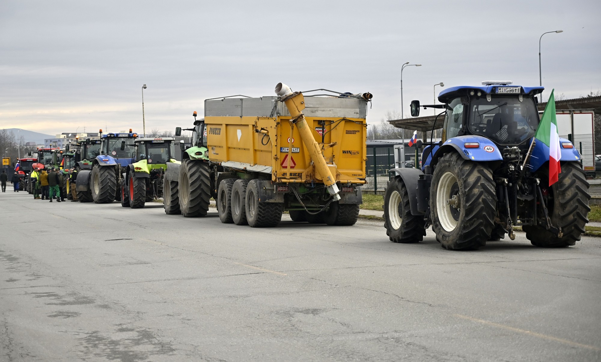 Kolóna poľnohospodárských strojov a traktorov v rámci celoslovenského protestu farmárov, gazdov, roľníkov a poľnohospodárov v Michalovciach.
