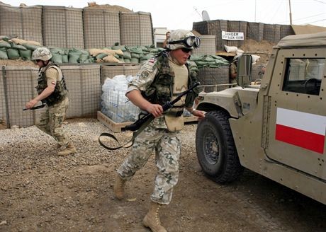 04.04.2007 Irak Camp Echo Divanija wizyta ministra Obrony Narodowej Aleksandra Szczyglo w Iraku w Camp Echon/z zolnierze z bazy w pojazdach Hummer Humvie z grupy szybkiego reagowaniaFot. Wojciech Grzedzinski