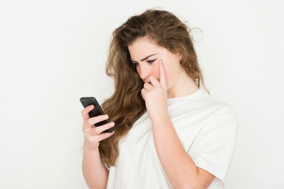 Fejsbuk, telefon, tinejdžerka