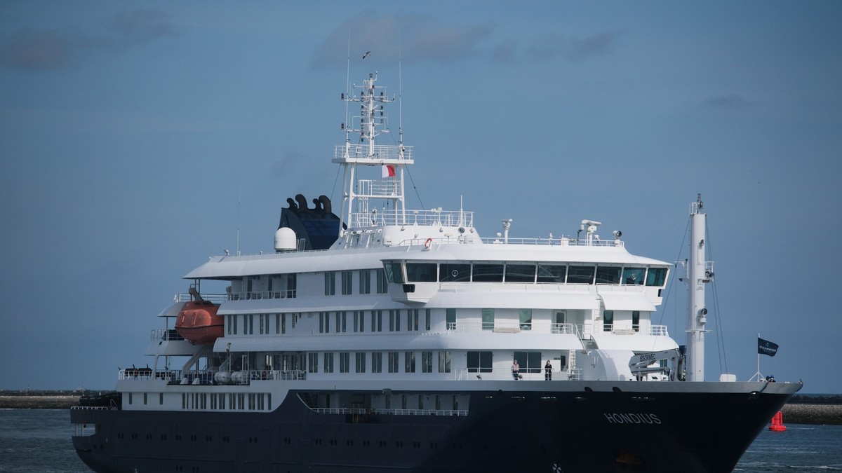 "MV Hondijus", luksuzni kruzer u centru epidemije hantavirusa, stigao je u holandsku luku Roterdam