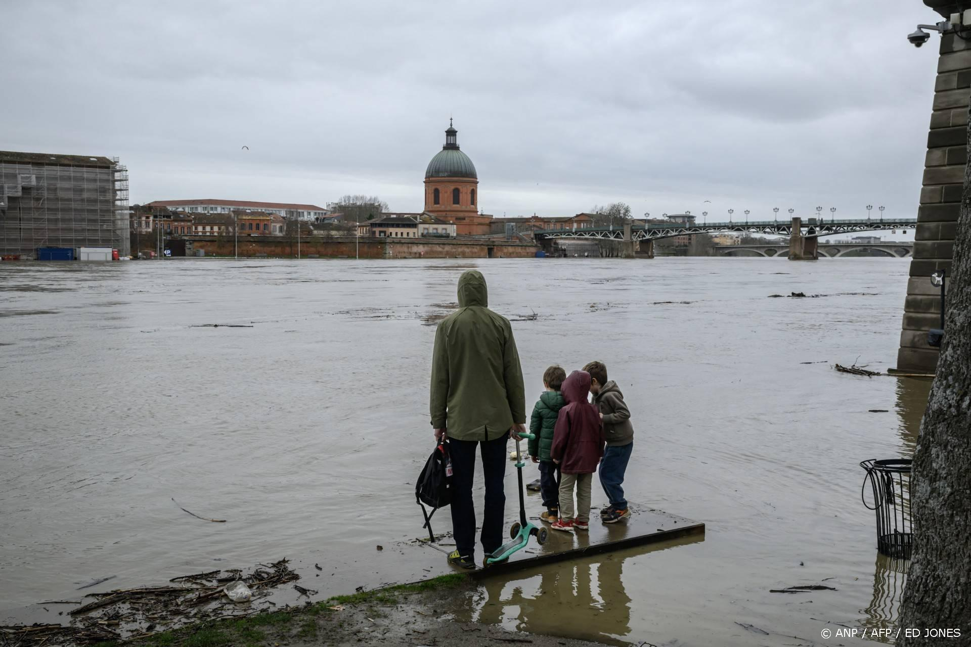 Code rood: Lagedrukgebied Nils legt Zuid-Frankrijk plat - 1 dode, 850.000 zonder stroom