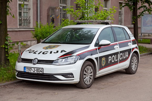 Prolaznica ugledala beskućnika kako rovari po kontejneru, a kada je želela da mu pomogne usledio je HOROR! Žena odmah prevezena u bolnicu