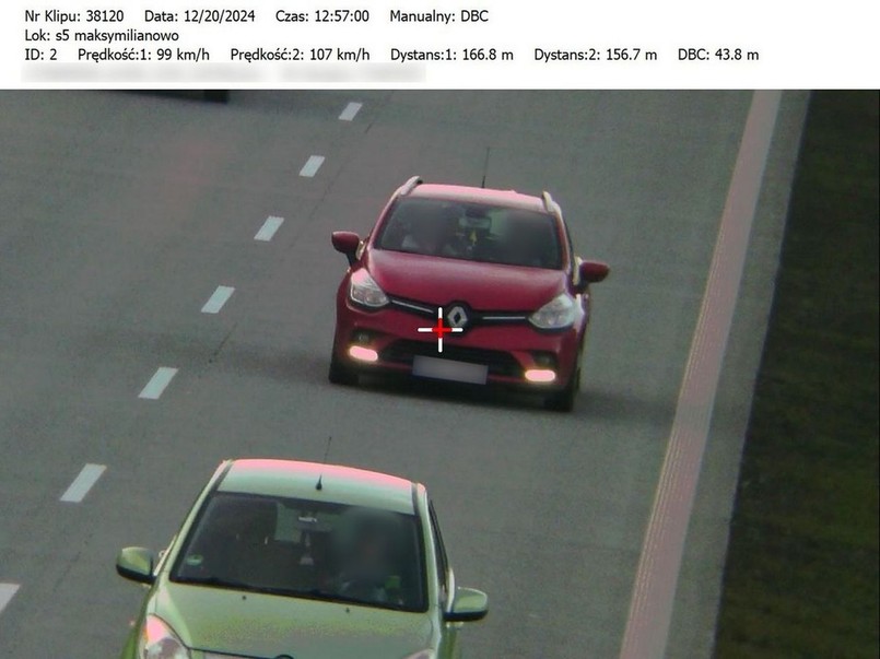 Odstęp między pojazdami - policja robi zdjęcia kierowcom