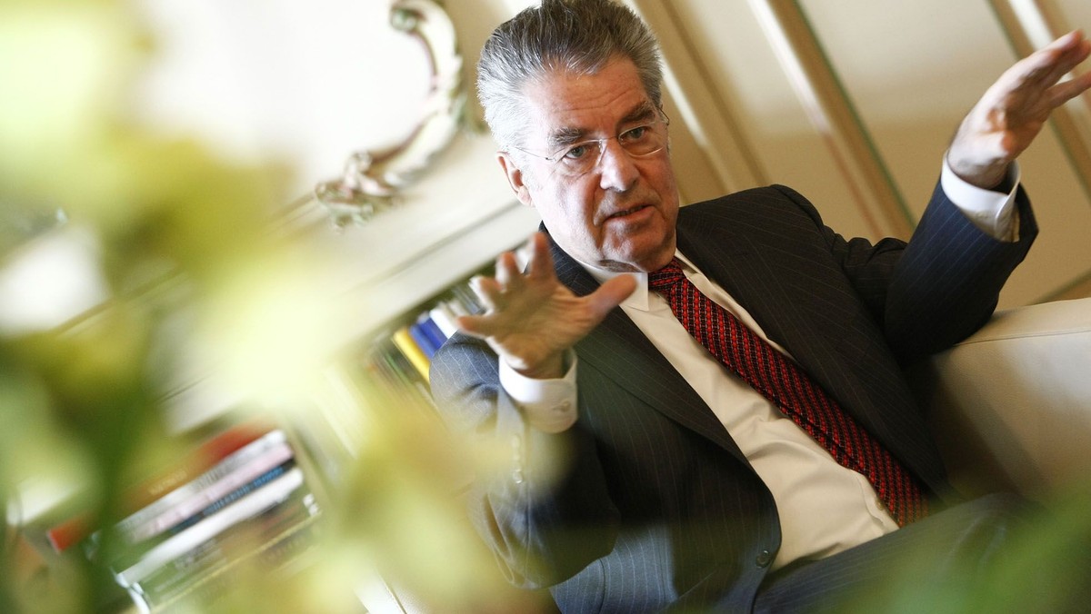 Prezydent Republiki Austrii, Heinz Fischer, sprawuje tę funkcję już drugą kadencję. Pytany o najważniejszą cechę polityka odpowiada: "Powinien lubić swych bliźnich i być wiarygodny". Z prezydentem Heinzem Fischerem rozmawiamy o polityce, Polsce, Austrii i tajemnicy jego szczęśliwego małżeństwa rozmawia Halina Iwanowska.