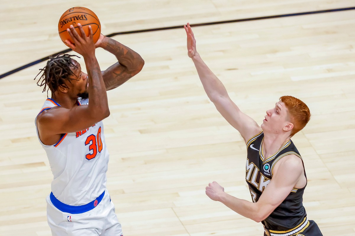 Julius Randle (L)