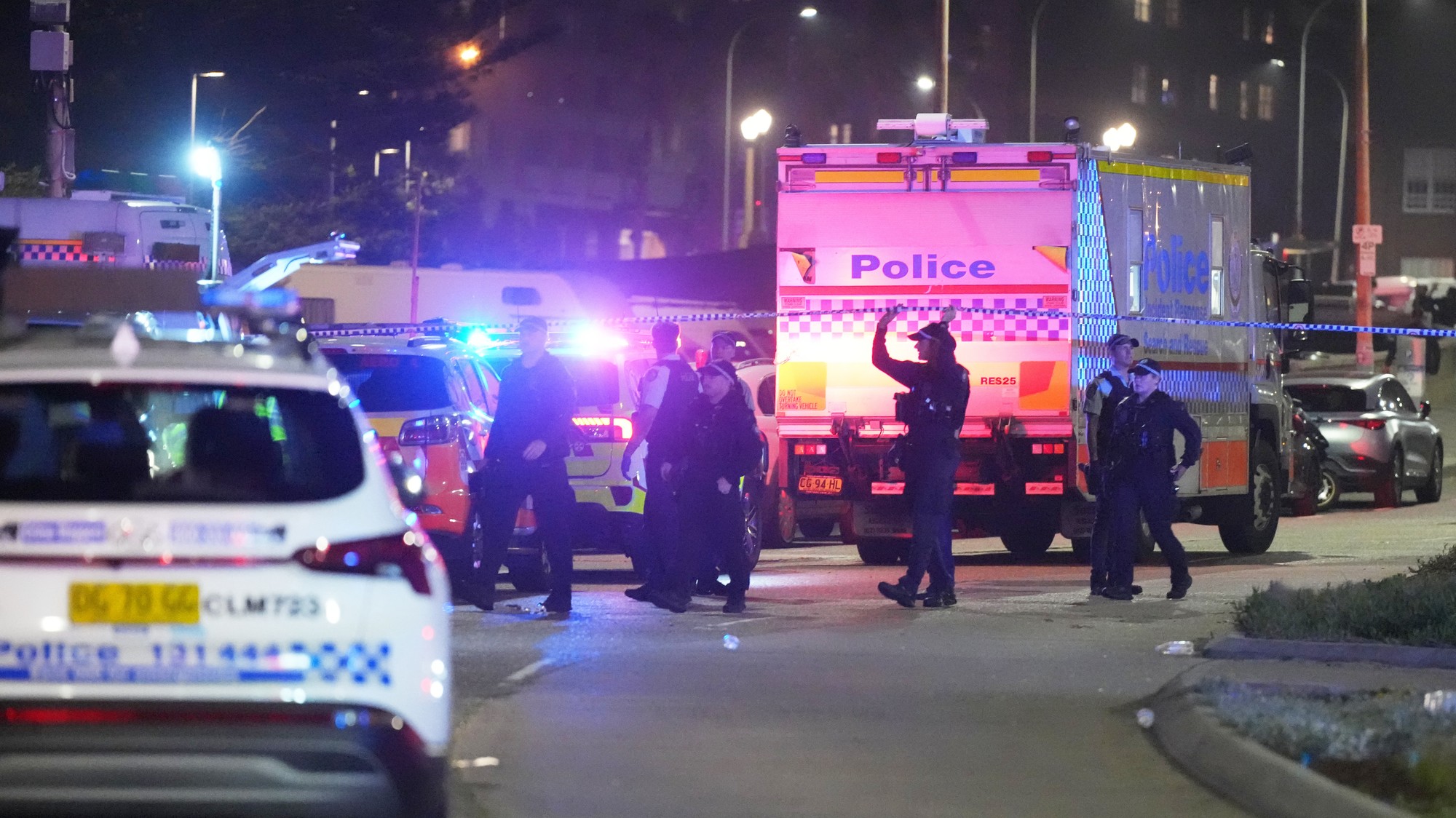 Na pláži Bondi Beach v Sydney sa strieľalo.