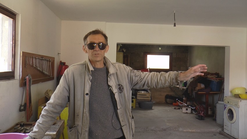 Potpuno slep vešto barata oštrim strugom