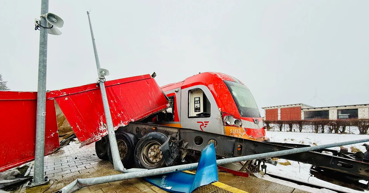 Zderzenie ciężarówki z pociągiem. Kierowca w ostatniej chwili uniknął śmierci