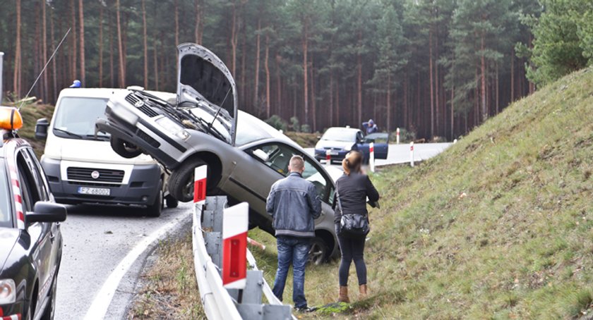 Volkswagen wpadł w poślizg i zawisł na barierkach