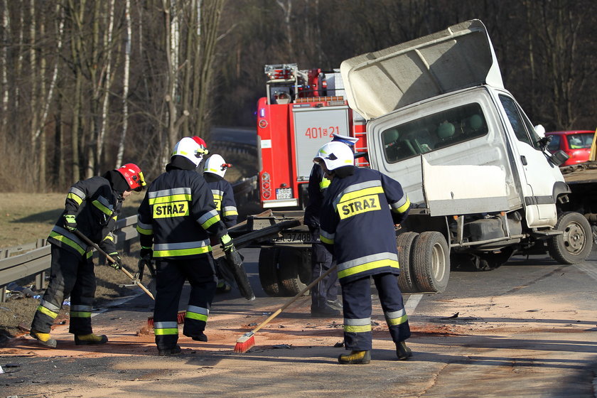 Preczów. Zdezrenie ciężarówki z osobowym fordem mondeo 