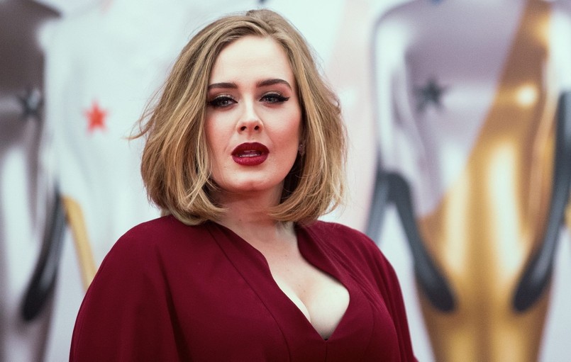 Chyba już nikt nie ma wątpliwości, że Adele jest dziś największą gwiazdą sceny muzycznej. Cztery statuetki Brit Awards, które właśnie zdobyła są na to najlepszym dowodem. Kto jeszcze wygrywał w Londynie? Za najlepszego brytyjskiego artystę uznano (mocno tym faktem zaskoczonego) Jamesa Baya. Brytyjskim zespołem roku został (ku niezadowoleniu fanek One Direction) Coldplay, a najlepszym zespołem międzynarodowym – Tame Impala. Justin Bieber odebrał Brit Awards 2016 jako najlepszy międzynarodowy artysta, zaś Bjork jako najlepsza międzynarodowa artystka. Pełną listę laureatów można znaleźć tutaj. CZYTAJ WIĘCEJ >>> Podczas gali w O2 Arenie zaśpiewali Justin Bieber, Coldplay, Jess Glynne, James Bay, Little Mix, The Weeknd i mocno oczekiwana Rihanna. Ku pamięci Davida Bowiego Lorde wykonała utwór "Life On Mars", a Adele na finał "When We Were Young".