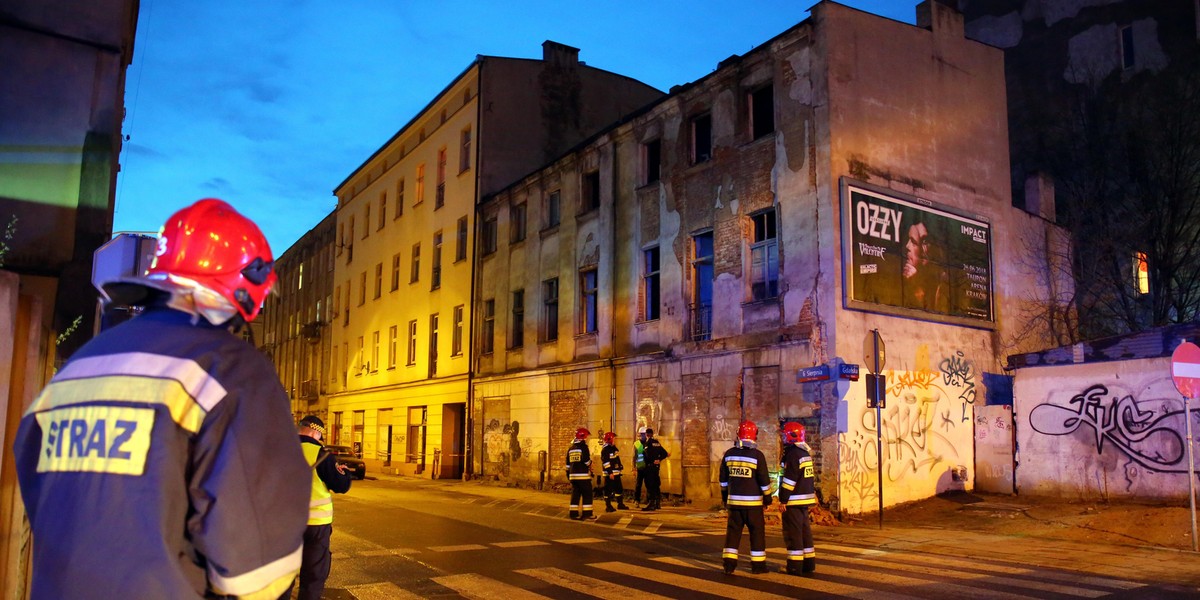 Kamienica przy ulicy 6 Sierpnia w Łodzi grozi zawaleniem. Interweniowała straż pożarna