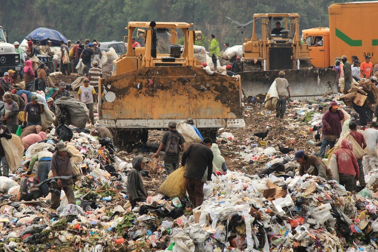 Wysypisko w stolicy Gwatemali. Mieszkańcy slumsów przeszukują śmieci i inne odpadki w poszkiwaniu surowców nadających się na recykling