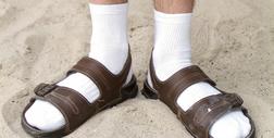 Dlaczego warto nosić skarpetki do sandałów? Jest pięć powodów