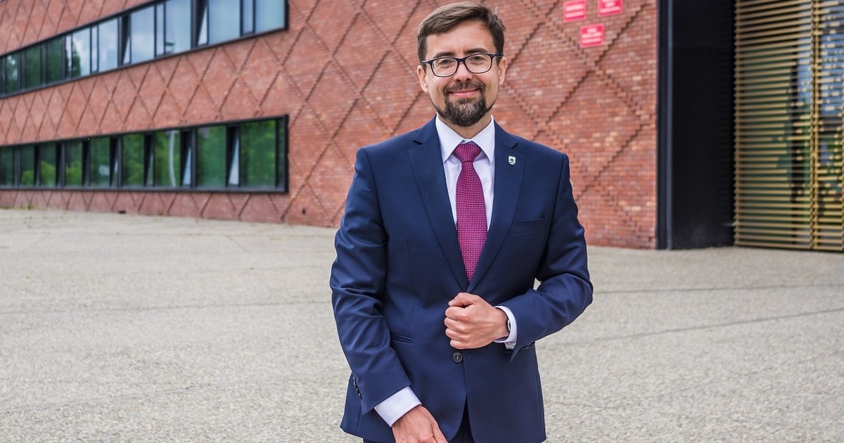 Burmistrz Konstancina wyrzucony z PO. "Szkalowanie pracowników, weryfikacja adresów dzieci"