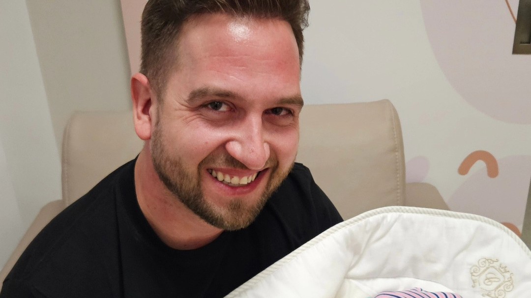 Samuel Tomeček na prvej fotke so synčekom. 