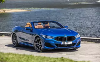 BMW M850i xDrive Cabrio – lato wjechało „na grubo”