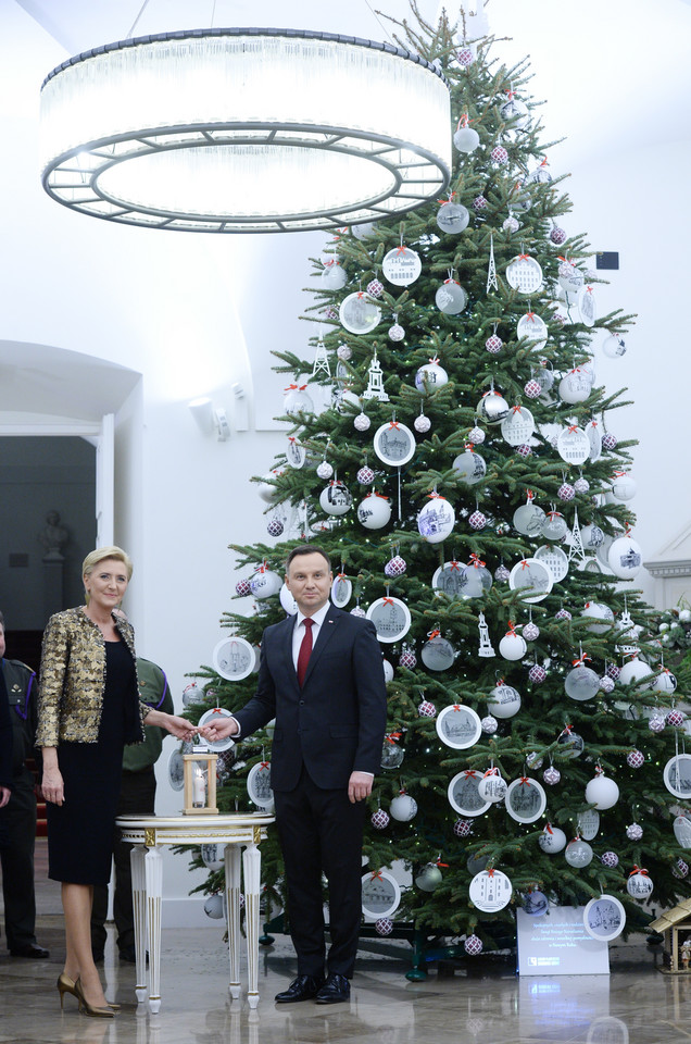 Agata Duda tym razem postawiła na złoto i czerń. Udany zestaw?