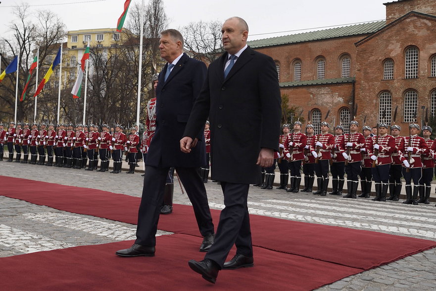 Prezydent Bułgarii Rumen Radev i prezydent Rumunii Klaus Iohannis podczas wizyty w Sofii, 15 marca 2023 r.