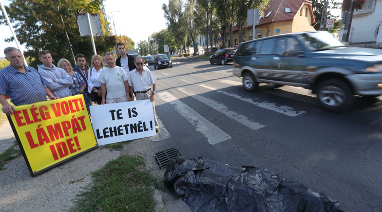 A helyiek egy álhullával
tüntettek az életveszélyes
zebránál, ahol évente
60 baleset történik/Fotó:Gy.Balázs Béla