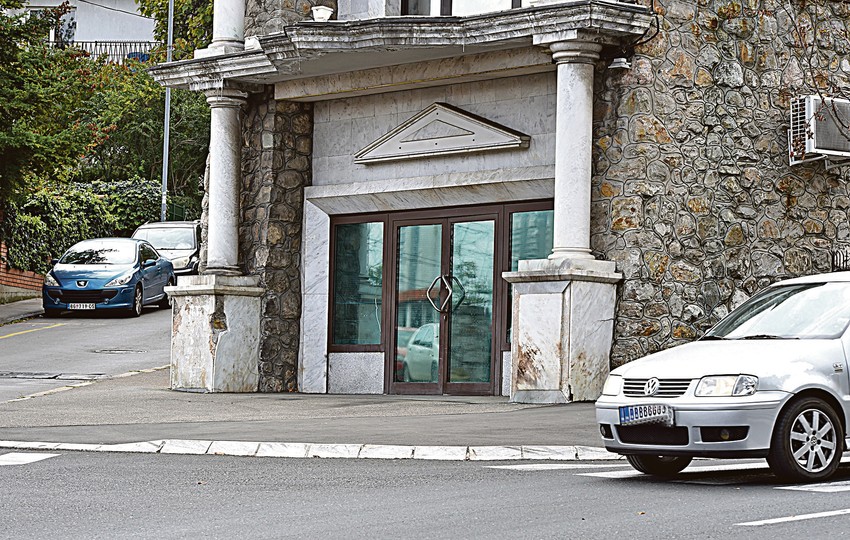 Na ulazu u Cecinu vilu vidna su oštećenja