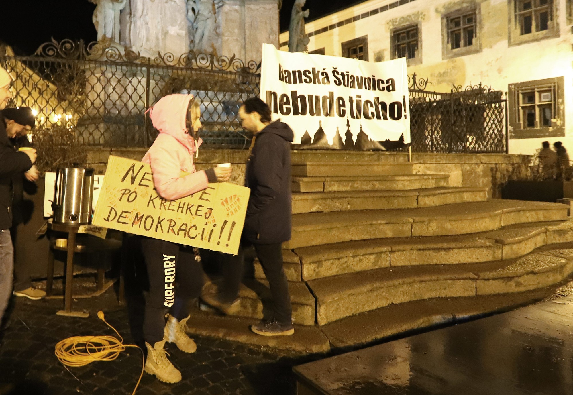Protivládne protesty proti zrušeniu ÚŠP a zmenám v Trestnom zákone sa konali vo viacerých okresných mestách.