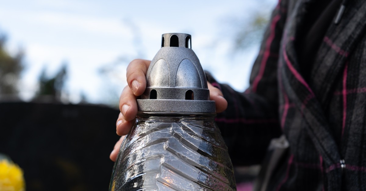 Mandaty do 5000 zł na cmentarzach. Nowe przepisy o zniczach LED i segregacji odpadów 2025