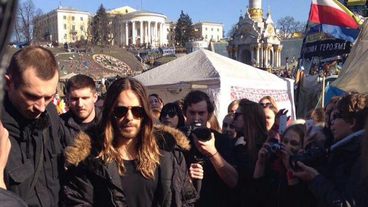 Zespół 30 Seconds To Mars wystąpił na Ukrainie. Lider formacji, Jared Leto, skomentował sytuację panującą w tym kraju w trakcie koncertu w Kijowie. Pojawił się także na Majdanie. Już 3 marca, kiedy odbierał Oscara w kategorii "najlepszy aktor drugoplanowy" za rolę w filmie "Witaj w klubie", nawiązał do aktualnych wydarzeń na Ukrainie.