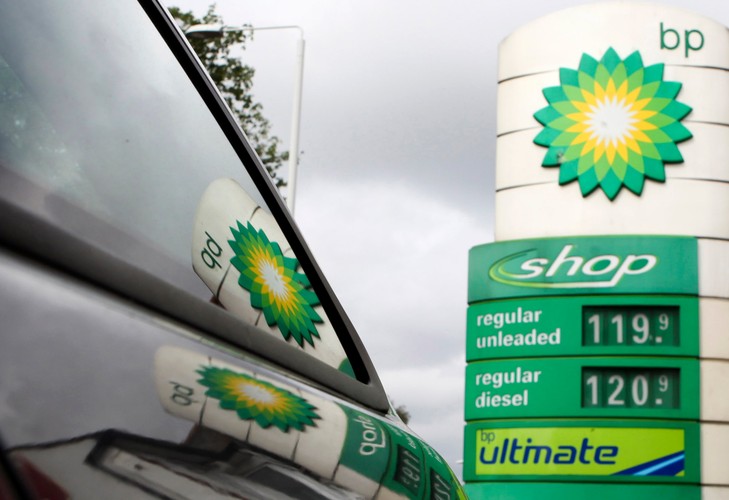 4. <b>BP - 17 miejsce w rankingu</b>
<br>
<br>
BP to brytyjskie przedsiębiorstwo naftowe założone na początku XX wieku. Obecnie spółka jest notowana na giełdach: londyńskiej i nowojorskiej.
<br>
<br>
W ostatnich latach BP zasłynęła głównie z katastrofy  w Zatoce Meksykańskiej z 2010 roku. Na wyczarterowanej przez BP platformie wiertniczej Deepwater Horizon doszło do wypadku. W wyniku erupcji płynów złożowych na platformie doszło do eksplozji węglowodorów i w konsekwencji do jej zatopienia po dwóch dniach pożaru. Wyciek ropy z uszkodzonej głowicy przeciwwybuchowej spowodował katastrofę ekologiczną w akwenie i na jego wybrzeżach. Na powierzchni Zatoki powstała plama ropy, która dotarła 30 kwietnia do brzegów Luizjany. BP przeznaczyło kwotę 20 miliardów dolarów na odszkodowania.