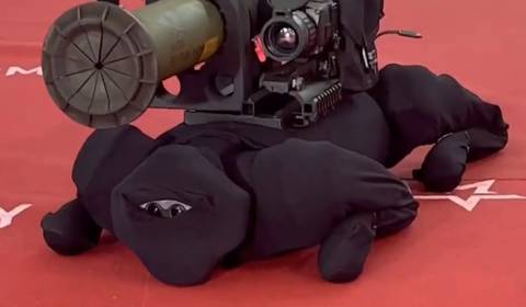 Rosja zaprezentowała robo-psa z granatnikiem. To zabawka z AliExpress przebrana w czarny kombinezon