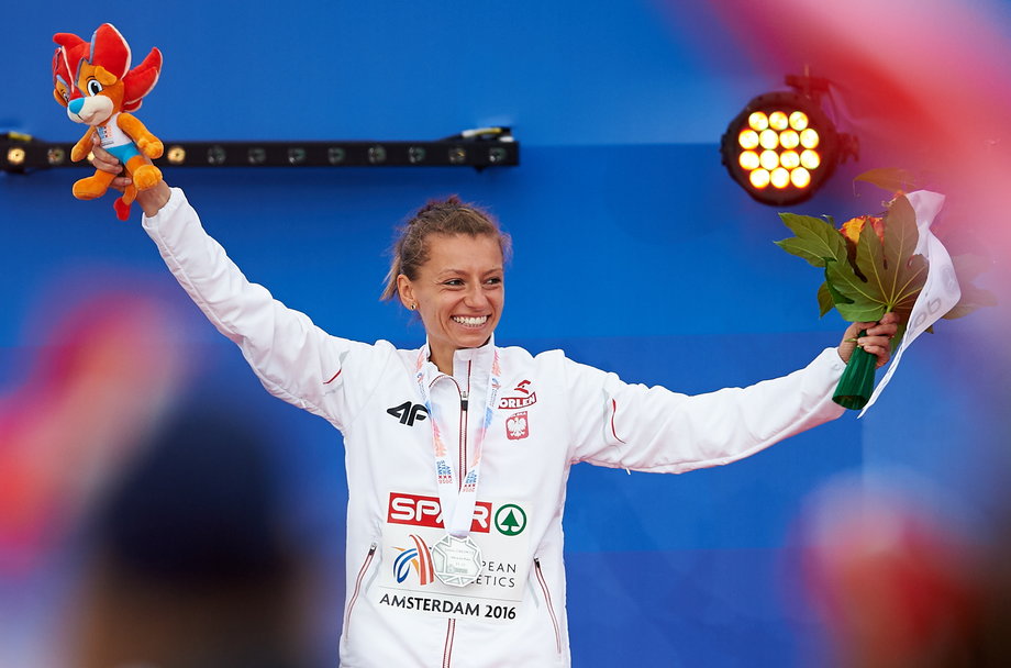 Polka Joanna Linkiewicz ze srebrnym medalem w biegu na 400 m przez płotki podczas ceremonii medalowej, w trakcie ostatniego dnia lekkoatletycznych Mistrzostw Europy w Amsterdamie