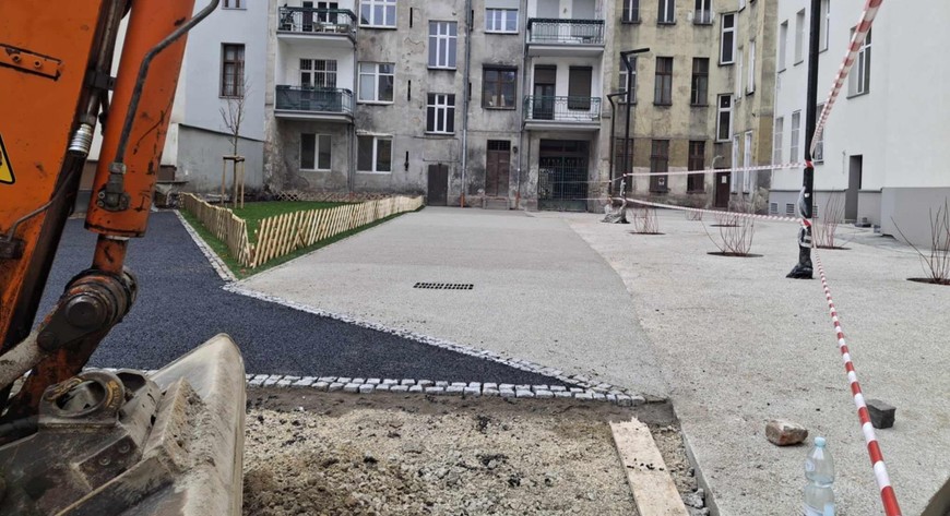 Podwórko było dziurawe i z kałużami, a dziś widać już efekty prac. 