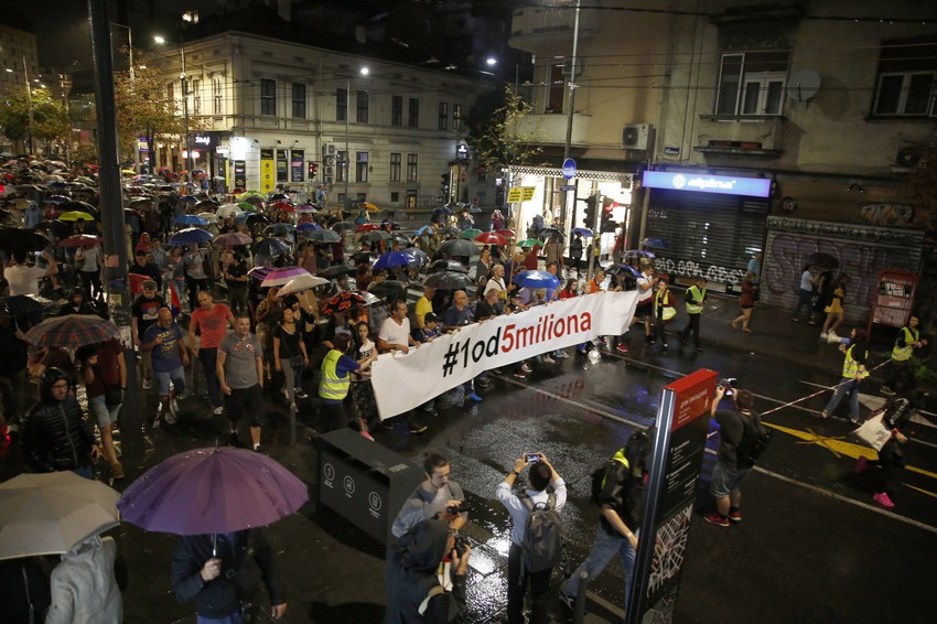 Protestna šetnja nastavljena je preko Trga republike do zgrade Javnog servisa