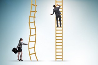 „Paradoks promocji”. Awans z kolegi na przełożonego: prawdziwy chrzest bojowy. Dlaczego to takie trudne?