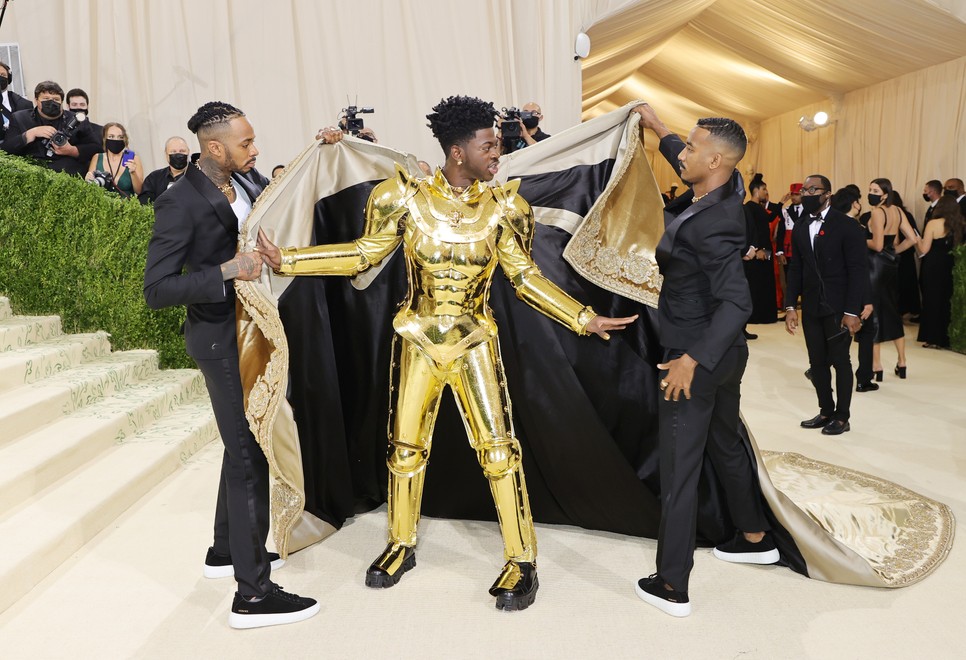 Lil Nas X három arany szettet is viselt a Met gála vörös szőnyegén