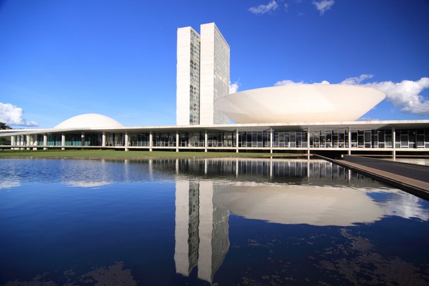 Brasilia, stolica największego państwa Ameryki Południowej została oficjalnie przeniesiona z Rio de Janeiro w 1960 roku przez ówczesnego prezydenta Brazylii Juscelino Kubitscheka de Oliveira. Koncepcja utworzenia siedziby władz Brazylii właśnie w tym miejscu pojawiła się już pod koniec XIX wieku. Miasto zostało zbudowane jednak dopiero w latach 50. XX wieku. Na zdjęciu: futurystyczne budynki brazylijskiego Kongresu (parlamentu) projektu Oscara Niemeyera.