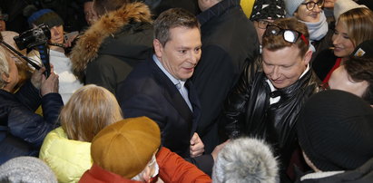 Niewidziany od miesięcy Michał Adamczyk pojawił się przed siedzibą TVP. Zwrócił się do tłumu