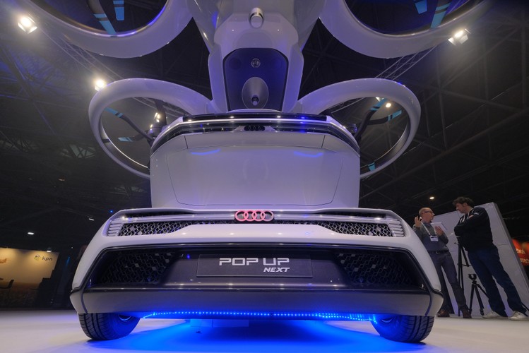 Koncepcja mobilności jest oparta na ultralekkiej, dwuosobowej kabinie pasażerskiej, którą można przymocować do samochodu lub drona. Projekt Pop.Up to połączenie dziedziny motoryzacji i lotnictwa. Pojazd łączy w sobie elastyczność małego dwumiejscowego pojazdu naziemnego z wolnością i prędkością pojazdu powietrznego pionowego startu i lądowania (VTOL).
