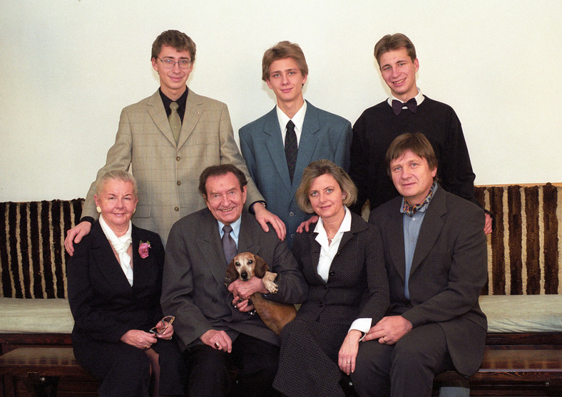 Wieńczysław Gliński z żoną Ireną, córką Katarzyną, zięciem i wnukami (Warszawa, styczeń 2001 r.)